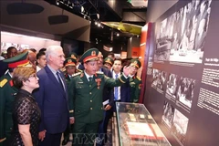 Le Premier secrétaire du Comité central du Parti communiste cubain et président de Cuba, Miguel Díaz-Canel Bermúdez, et son épouse Lis Cuesta Peraza ont visité le Musée d'histoire militaire du Vietnam. Photo : VNA