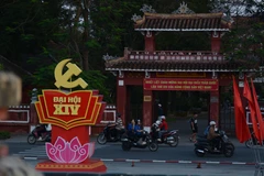 Des banderoles et des décorations accueillant le 14e Congrès national du Parti communiste du Vietnam sont déployées dans le parc central de la ville de Hué. Photo : VNA