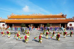 Reconstitution de la grande audience royale du Nouvel An lunaire de la dynastie Nguyen au palais Thai Hoa, dans la citadelle impériale de Hué. Photo : VNA