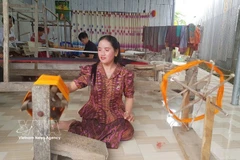 Des femmes khmères de la commune d’An Cư, province d’An Giang, s’emploient à préserver et à valoriser le métier traditionnel de tissage de brocart de leur communauté. Photo : VNA