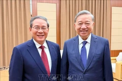 Le secrétaire général du Comité central du Parti communiste du Vietnam (PCV), To Lam, (gauche) et le Premier ministre chinois Li Qiang. Photo : VNA