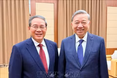 Le secrétaire général du Comité central du Parti communiste du Vietnam (PCV), To Lam, (gauche) et le Premier ministre chinois Li Qiang. Photo : VNA