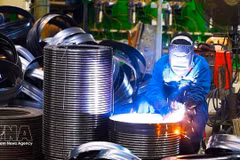 Activités de production au sein de la société Viet Hai High-Tech Structure Production, située dans la zone économique de Vung Ang. La province de Ha Tinh ambitionne de transformer la zone économique de Vung Ang en un pôle régional pour l'industrie, l'énergie, les infrastructures portuaires et la logistique. Photo : VNA