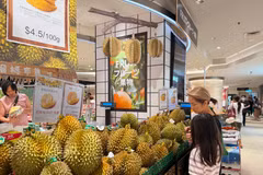 Un stand de durians dans un supermarché APITA. Photo : VNA 