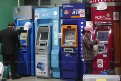 Les clients utilisent des distributeurs automatiques de billets et des machines de dépôt d'argent dans un grand magasin. (Photo : bangkokpost.com)