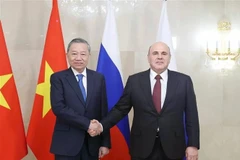 Le secrétaire général du Parti communiste du Vietnam, To Lam (gauche) et le Premier ministre russe Mikhaïl Michoustine. Photo : VNA