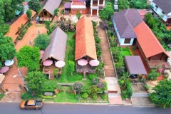 Le village touristique communautaire d’Akŏ Dhông est réputé pour ses maisons longues sur le plateau du Đắk Lắk. Photo / VNQ 