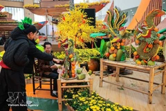 De nombreux visiteurs admirent les créations artistiques à base de fruits réalisées par l'artisan Nguyen Van Tuyen, originaire d'Hô Chi Minh-Ville. (Photo : VNA)
