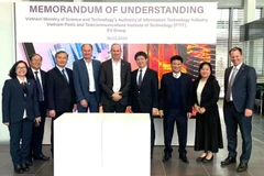 Le vice-ministre des Sciences et de la Technologie Bui Hoang Phuong et les délégués à la cérémonie de signature du protocole d'accord entre les unités. (Photo : Ministère des Sciences et des Technologies)