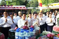 Les délégués offrent de l'encens lors de la commémoration. (Photo : VNA)