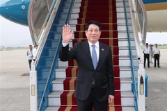 Le président Luong Cuong quite Hanoi pour assister la célébration des 80 ans de la victoire contre le fascisme en Chine. Photo : VNA