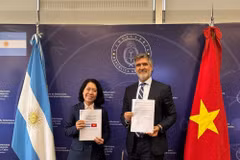 Le vice-ministre argentin des Affaires étrangères, du Commerce international et du Culte, Fernando Brun et l’ambassadrice du Vietnam en Argentine, Ngo Minh Nguyet. Photo : VNA