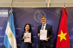 Le vice-ministre argentin des Affaires étrangères, du Commerce international et du Culte, Fernando Brun et l’ambassadrice du Vietnam en Argentine, Ngo Minh Nguyet. Photo : VNA