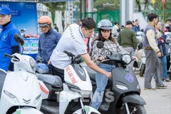 Un client essaie une moto électrique VinFast. (Photo : VNA)