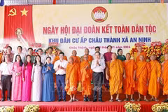 Le président de l'Assemblée nationale, Tran Thanh Man (au premier plan, sixième à partir de la droite), et d'autres participants au grand Festival de la solidarité nationale dans le hameau de Chau Thanh, commune d'An Ninh, province de Can Tho, le 9 novembre (Photo : VNA)