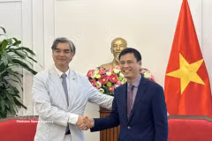 Le vice-ministre des Affaires étrangères Dang Hoang Giang (droite) et Sujiro Seam, ambassadeur de l'UE auprès de l'ASEAN. Photo : VNA