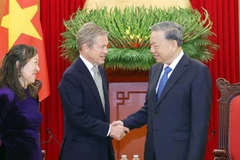 Le secrétaire général du Parti communiste du Vietnam To Lam (droite) et le fondateur et président de Berggruen Holdings et de l'Institut Berggruen, Nicholas Berggruen, et la directrice de l'Institut Weatherhead d'Asie de l'Est de l'Université Columbia aux États-Unis, Nguyen Thi Lien Hang. Photo : VNA