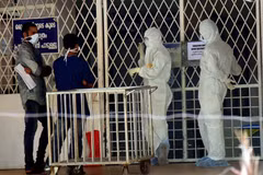Le personnel médical travaille dans une unité d'isolement d'un hôpital de Kochi, en Inde. (Photo : ANI/VNA)