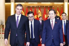 Le président de l’AN Tran Thanh Man (droite) et le Premier ministre espagnol Pedro Sánchez. Photo : VNA
