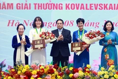 Le Premier ministre Pham Minh Chinhé remet le Prix Kovalevskaia à deux lauréates de l'édition 2024. Photo : VNA