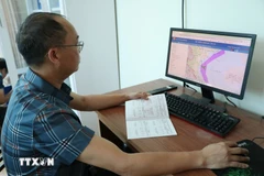 Vérification des données des navires de pêche sur le système de surveillance des voyages. Photo : VNA