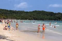 Des touristes profitent de la plage de Bai Khem, située dans le sud de l'île de Phu Quoc. Photo : VNA