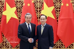 Le ministre vietnamien des Affaires étrangères Lê Hoài Trung (droite) et son homologue chinois Wang Yi. Photo : VNA