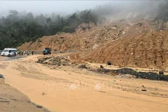 Au col de Khanh Lê (province de Khanh Hoa), un glissement de terrain a enseveli la route sous plusieurs centaines de mètres cubes de terre. Photo : VNA