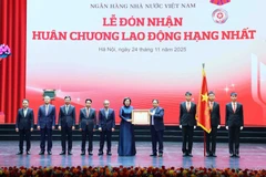 Au nom du Parti et de l’État, le Premier ministre Pham Minh Chinh a remis plusieurs distinctions de haut rang aux responsables de la Banque d'État du Vietnam. Photo : VNA