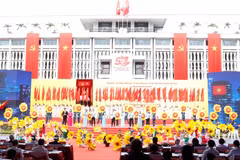 Programme artistique intitulé « Hô Chi Minh-Ville – Son nom brillera à jamais », retraçant le parcours de la ville au cours des cinq dernières décennies. Photo : VNA