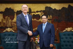 Le Premier ministre Pham Minh Chinh (droit) et Martin Sommer, chef de la mission du FMI. Photo : VNA