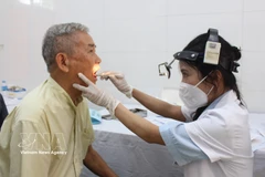 Les personnes âgées subissent un examen complet des oreilles, du nez et de la gorge. Photo : VNA
