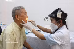 Les personnes âgées subissent un examen complet des oreilles, du nez et de la gorge. Photo : VNA