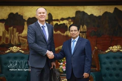 Le Premier ministre Pham Minh Chinh (droit) et Martin Sommer, chef de la mission du FMI. Photo : VNA