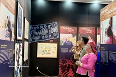 L'exposition "Semer le vert au sommet des nuages" a été inaugurée le 27 mars, au Musée des Femmes du Vietnam (Hanoi), attirant un large public. Photo : VNA