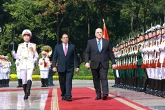 Le Premier ministre Pham Minh Chinh (gauche) préside la cérémonie d’accueil officielle à Hanoï en l’honneur de son homologue russe, Mikhaïl Vladimirovitch Michoustine. Photo; VNA