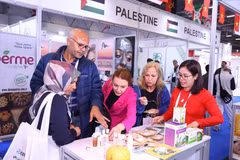 Des délégués visitent le stand de la coopérative Hà Nội Xanh (Vietnam) lors du salon Halal Expo 2025. Photo : VNA
