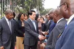 Cérémonie de départ du président Luong Cuong et de son épouse au palais présidentiel de la capitale Luanda; marquant la fin de leur visite d'Etat en Angola. Photo : VNA