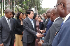 Cérémonie de départ du président Luong Cuong et de son épouse au palais présidentiel de la capitale Luanda; marquant la fin de leur visite d'Etat en Angola. Photo : VNA