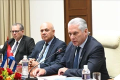Le Premier secrétaire du Parti communiste de Cuba (PCC) et président de la République, Miguel Díaz-Canel Bermúdez (premier à droite) lors de la réunion. Photo : VNA