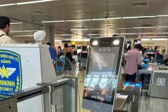 Un système Face ID a été installé au point de contrôle de sécurité de l'aéroport international de Đà Nẵng. Cet aéroport est le premier au Vietnam à proposer un service entièrement automatisé pour les passagers, de l'enregistrement à l'embarquement. — Photo : ACV Đà Nẵng