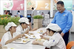 Prendre soin des repas de cantine des ouvriers contribue à stabiliser les relations de travail et à bâtir un environnement professionnel harmonieux et durable. Photo / VNA
