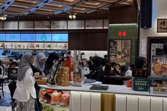 Des clients effectuent des paiements dans un restaurant à Kuala Lumpur, en Malaisie. (Photo d'illustration : VNA)