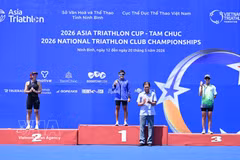 Les organisateurs remettent des prix individuels aux athlètes participant aux Championnats nationaux de triathlon des clubs 2026. (Photo : VNA)