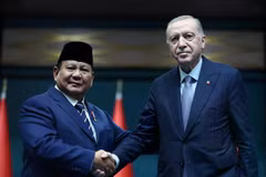 Le président turc Recep Tayyip Erdogan (à droite) et son homologue indonésien Subianto Prabowo lors d'une conférence de presse conjointe le 10 avril. (Photo : Xinhua/VNA)