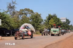 Des habitants cambodgiens de la province de Preah Vihear, frontalière avec la Thaïlande, évacuent la zone pour se mettre à l’abri des affrontements, le 8 décembre 2025. 