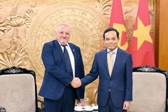 Tran Luu Quang, secrétaire du Comité central du Parti communiste du Vietnam (droite) et le président du Parti socialiste hongrois Komjáthi Imre. Photo : VNA