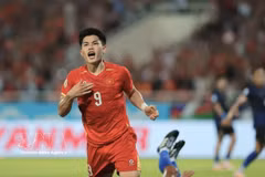 Dans le temps additionnel (90+2), Dinh Bac a inscrit son deuxième but de la soirée à l'issue d'une contre-attaque rapide, scellant la victoire vietnamienne 3-1. Photo : VNA