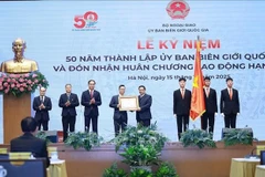 Le Premier ministre Pham Minh Chinh a remis au Comité l'Ordre du Travail de première classe. Photo : VNA
