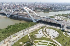 Le pont Rao à Hai Phong relie la zone centrale aux autres parties de la ville. (Photo : VNA)